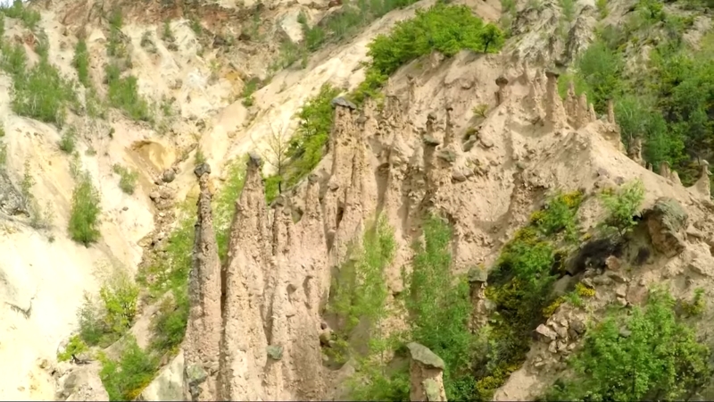 Uske zemljane kule Đavolje varoši okružene rastinjem na strmom terenu