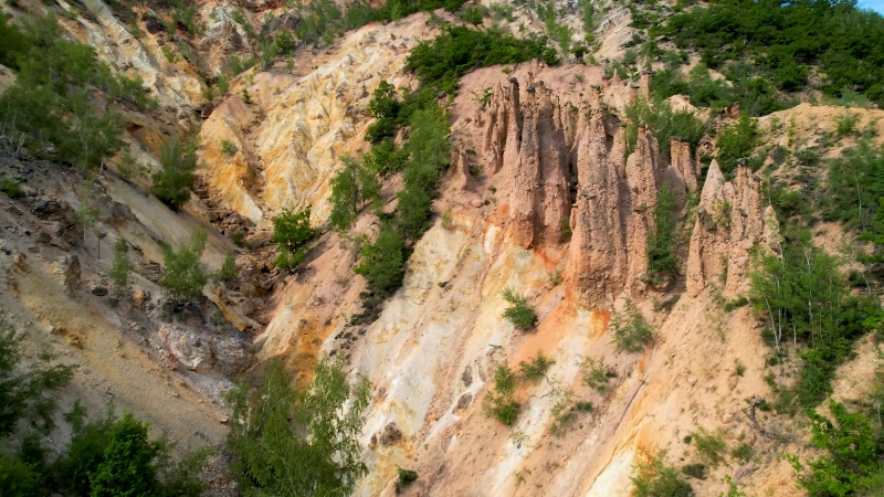 Zemljane figure Đavolje varoši na strmom terenu sa šumom u okolini
