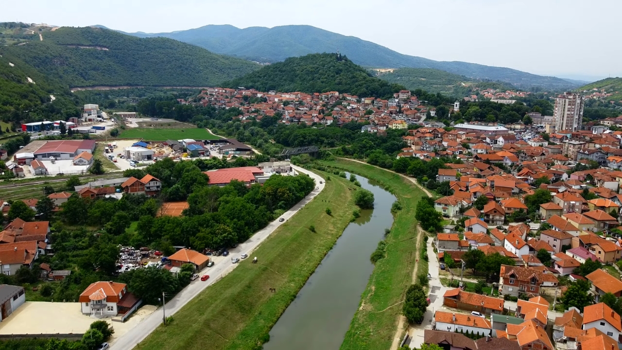 Pogled na Prokuplje sa rekom Toplicom, kućama i brdom Hisar u pozadini