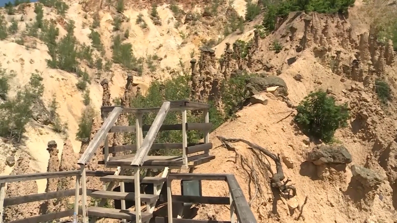 Drveni vidikovac u Đavoljoj varoši sa pogledom na zemljane figure i strme padine